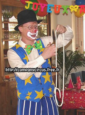 Clown magicien présente des tours de cordes rigolos pour animer la fête d'anniversaire