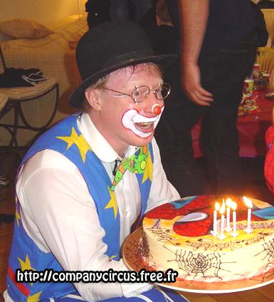 Clown présentant le gâteau d'anniversaire - cela amène de la fête à la maison
