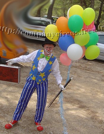 Pour le spectacle "clown surprise" clown vient avec un bouquet de ballons à lâcher