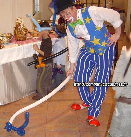 Clown avec des ballons modelings amuse son public et déguise des enfants