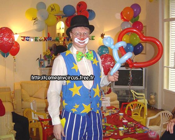 Dans son spectacle le Clown fait aussi des sculptures sur ballons étonnants et les offre aux enfants
