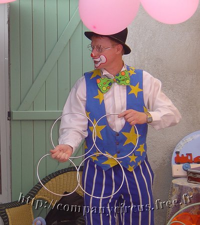 Clown magicien pour enfants avec des meilleurs tours de magie étonnants