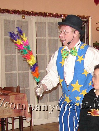Clown avec son spectacle étonnant amuse les enfants et les fait participer