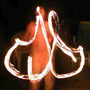 jongle avec feu, traces des flames