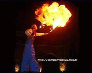 Echassier cracheur de feu